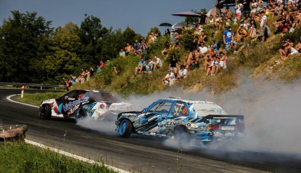 Uczęszczaj do akademii driftu!